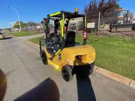 Forklift Komatsu FD25T Diesel 2.5 Tonne Container Mast Side Shift 3100hrs 2011 - picture0' - Click to enlarge
