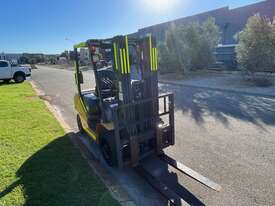 Forklift Komatsu FD25T Diesel 2.5 Tonne Container Mast Side Shift 3100hrs 2011 - picture1' - Click to enlarge