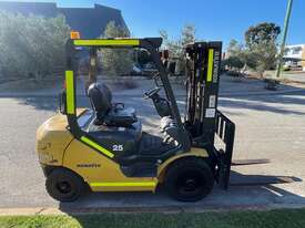 Forklift Komatsu FD25T Diesel 2.5 Tonne Container Mast Side Shift 3100hrs 2011 - picture2' - Click to enlarge