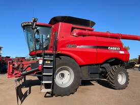 2017 Case IH 7240 Combine & 2016 Macdon D65 40' Draper Front - picture1' - Click to enlarge