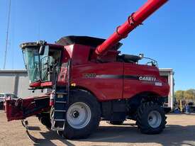 2017 Case IH 7240 Combine & 2016 Macdon D65 40' Draper Front - picture2' - Click to enlarge