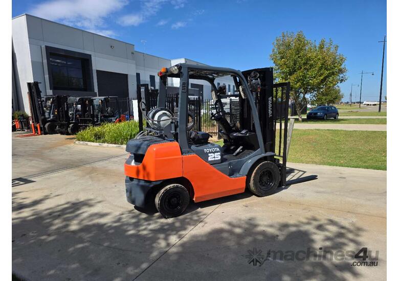 caption Toyota Forklift 2.5T Container Mast (Unit#:AU333)