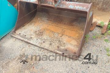   Mud Bucket with Bolt On Edge