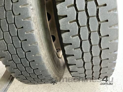caption 2014 Mitsubishi Fuso Fighter 2427 Curtain Sider
