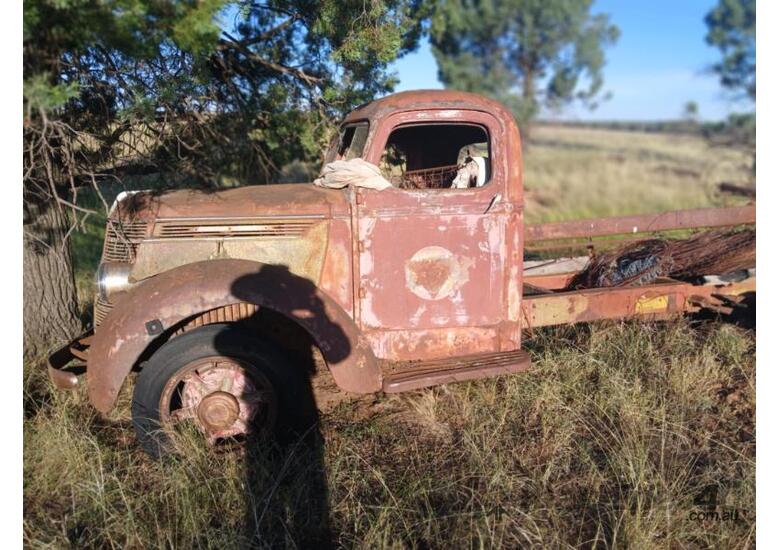 caption 1939 INTERNATIONAL K5 TRUCK
