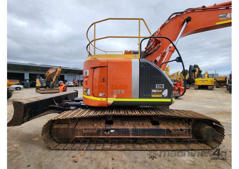 2016 HITACHI ZC225USLC-3 24T EXCAVATOR (E398) WITH ATTACHMENTS, FULL CIVIL SPEC AND LOW 2360 HOURS