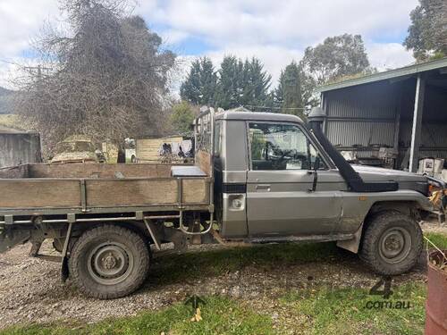 caption Toyota Land cruiser
