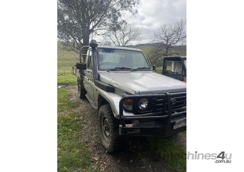 caption Toyota Land cruiser
