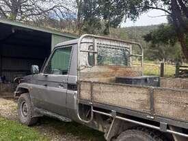 Toyota Land cruiser  - picture2' - Click to enlarge