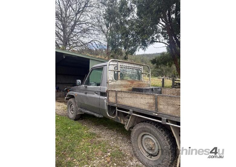 caption Toyota Land cruiser