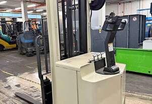 CROWN REACH FORKLIFT STAND BEHIND 30WRTL126 WALKIE STACKER