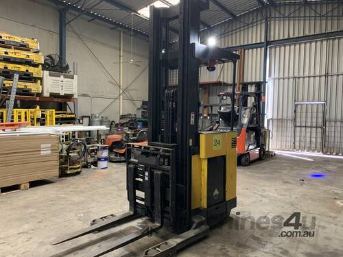 2013 Yale NDR030AD Reach Stacker