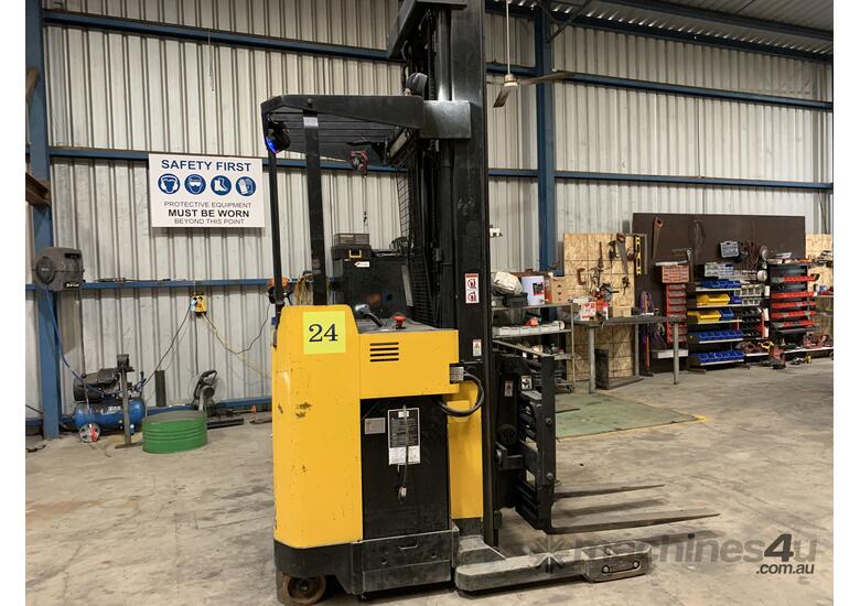 2013 Yale NDR030AD Reach Stacker