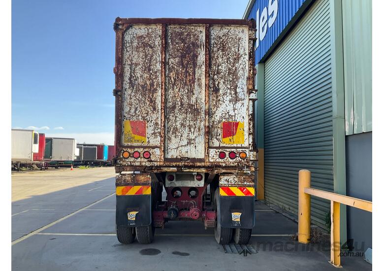 1900 Unknown Enclosed Tandem Axle Trailer