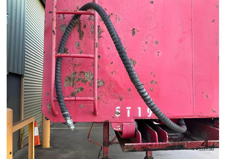 1900 Unknown Enclosed Tandem Axle Trailer