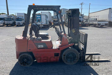 TCM FD25Z2 Forklift