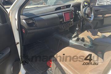 Toyota 2017   Hilux SR Diesel