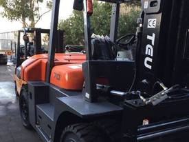 TEU Diesel Forklift 7T Hydraulic Tynes Negotiable - picture0' - Click to enlarge