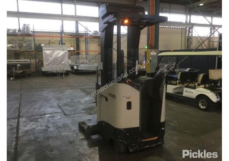 caption 2010 Crown RR5700