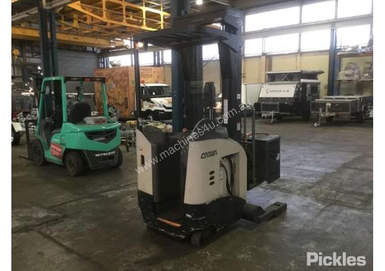 caption 2010 Crown RR5700