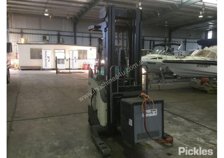 caption 2010 Crown RR5700