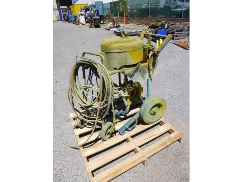 Graco Conventional Air Operated Industrial Spray Unit and Trolley Mounted Air Line and Filter