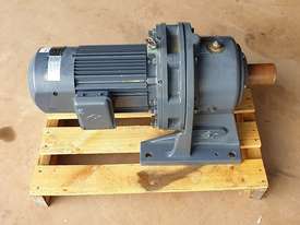 3.7 KW Sumitomo Cyclo Gear motor reduction drive with brake. Ratio 71:1 RPM : 20 Model : HM5-217 - picture0' - Click to enlarge