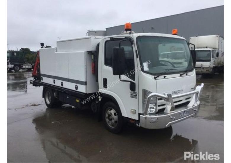 caption 2012 Isuzu NPR 400 Medium