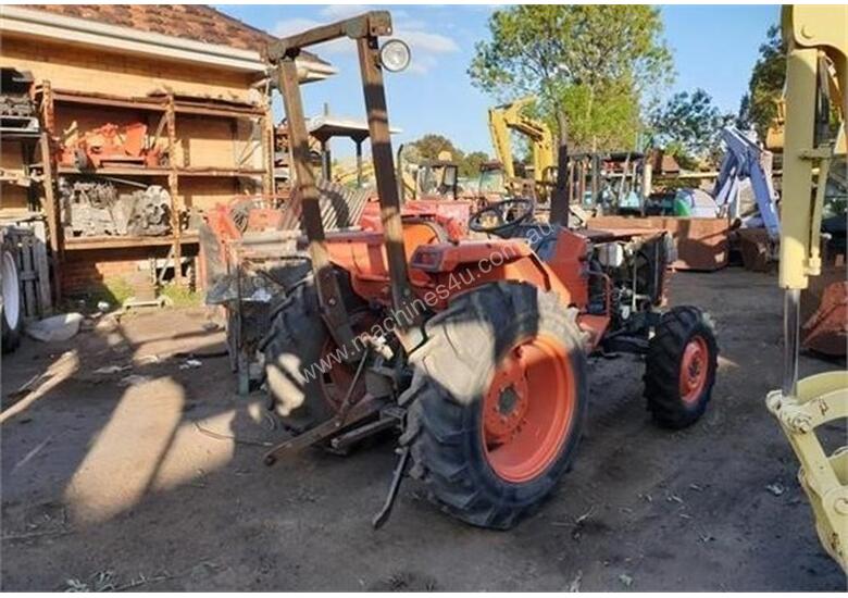 caption KUBOTA L2850 late model