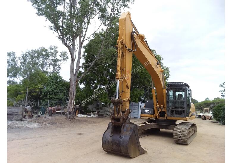 Used 2011 Case CX210B Excavator in , Listed on Machines4u