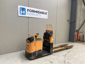 Crown GPC3000 Pallet Truck Forklift - picture1' - Click to enlarge