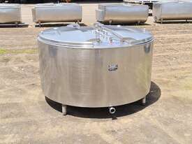 1,100lt STAINLESS STEEL TANK, MILK VAT - picture1' - Click to enlarge