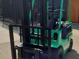 Mitsubishi 1000kg compact forklift 3m lift height Diesel  - picture2' - Click to enlarge