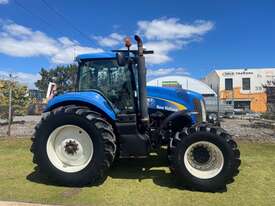 Tractor New Holland T8010 220HP 4x4 Front suspension 3PL Top con steering - picture0' - Click to enlarge