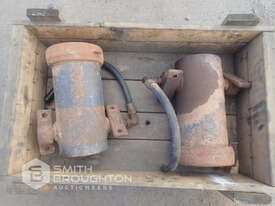 BOX COMPRISING OF 2 X HYDRAULIC JACKS - picture0' - Click to enlarge