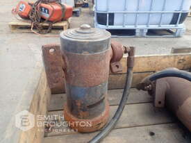 BOX COMPRISING OF 2 X HYDRAULIC JACKS - picture0' - Click to enlarge