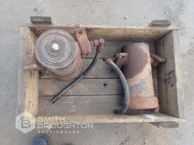 BOX COMPRISING OF 2 X HYDRAULIC JACKS - picture1' - Click to enlarge