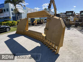 Caterpillar D6R D6T Folding Stick Rake - picture0' - Click to enlarge