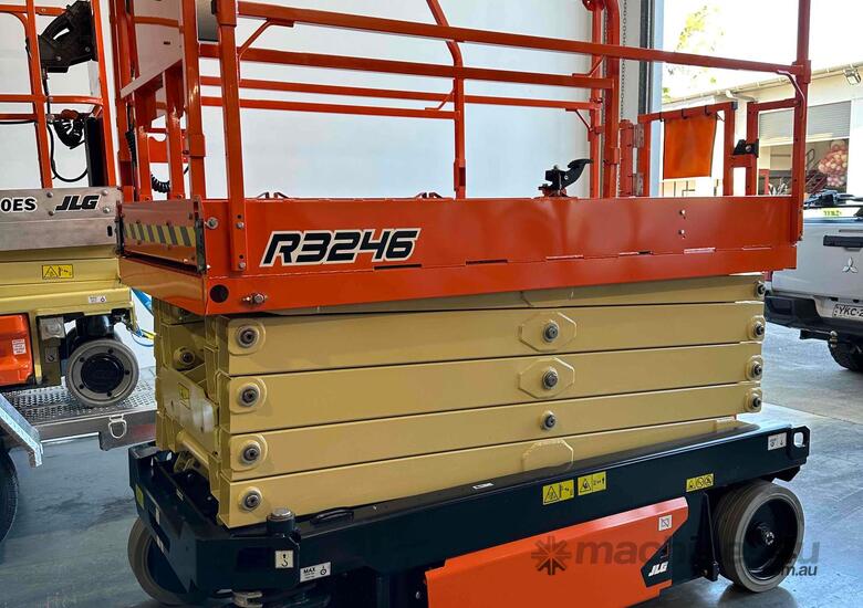 JLG R3246 - 32ft Electric Scissor Lift image 4