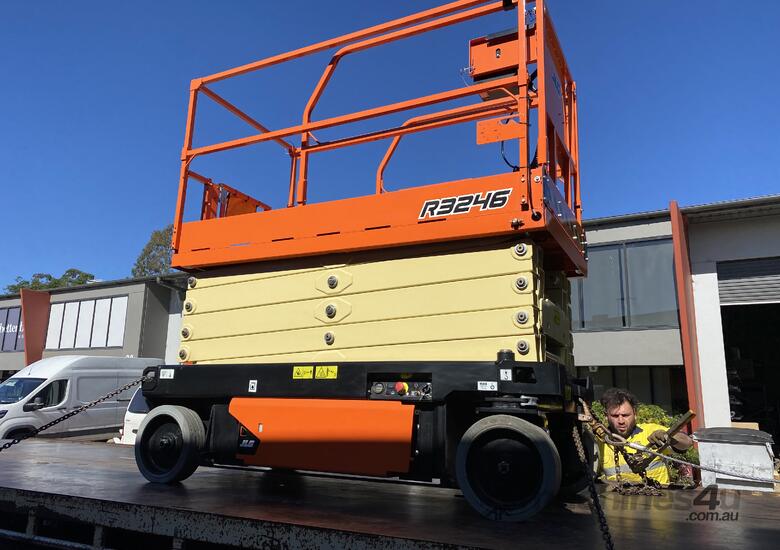 JLG R3246 - 32ft Electric Scissor Lift image 3