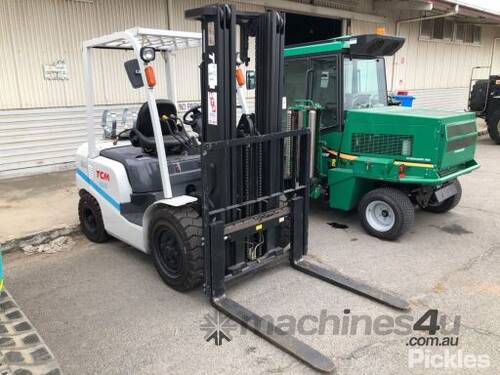 TCM FG30T3C 3 Stage Forklift Truck