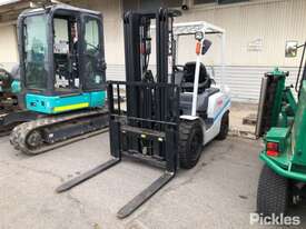 TCM FG30T3C 3 Stage Forklift Truck - picture0' - Click to enlarge