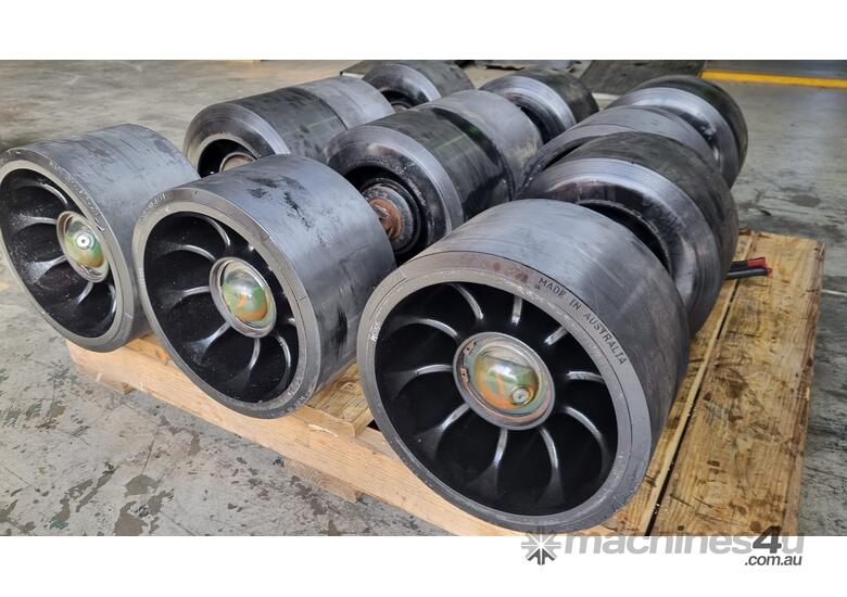 caption Mid-Roller AGCO MT800/MT700 wide - Rubber