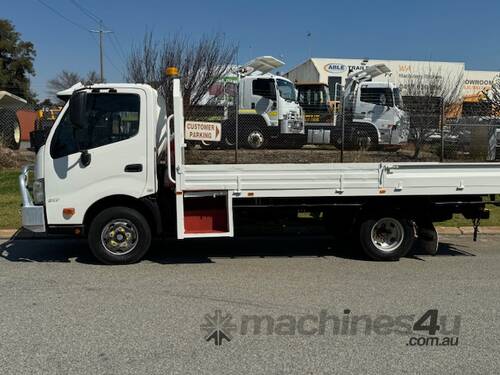 caption Truck Hino 300 617 Ex-govt Car license 6 speed manual 1ECN926 SN1665