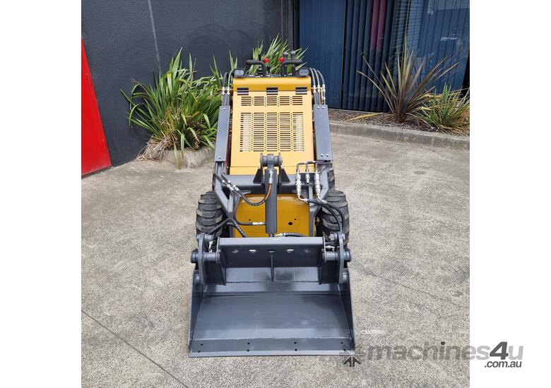 Commando AM235PW Mini Skid Steer Loader | 23HP Briggs & Stratton Engine | Optional Joystick Controls