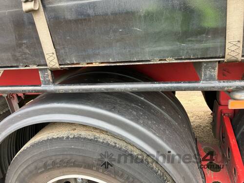 caption 2004 Vawdrey VBS3 Tri Axle Curtainside B Trailer