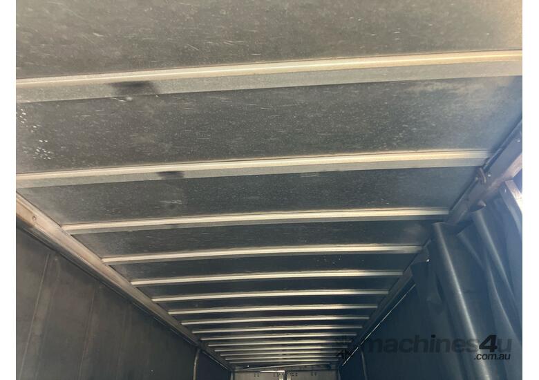 caption 2004 Vawdrey VBS3 Tri Axle Curtainside B Trailer