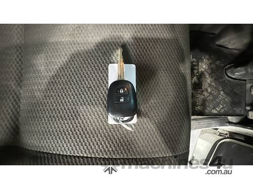 caption 2015 Toyota Hiace LWB (4x2) Diesel Van (MY14)