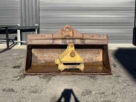 BOSS 2400mm Hydraulic Bucket and Coupler - picture0' - Click to enlarge