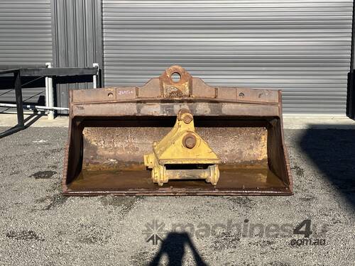 caption BOSS 2400mm Hydraulic Bucket and Coupler